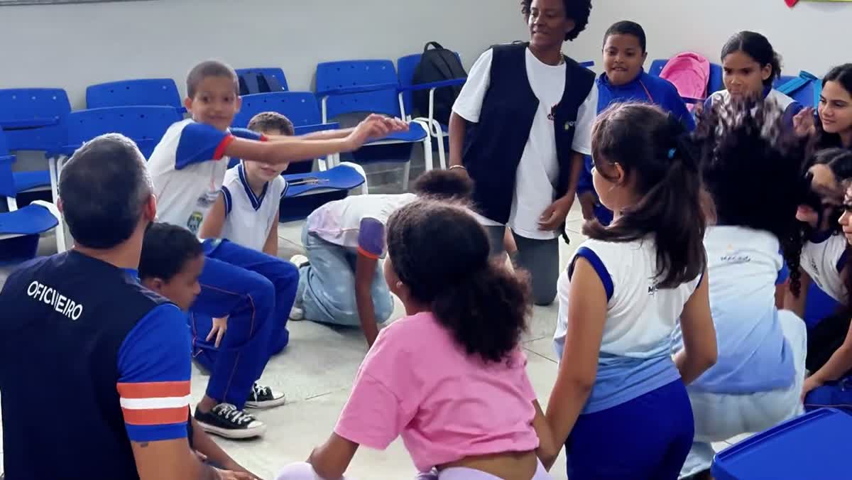 Crianças participando de experiência de tecnologia no Parque Biblioteca