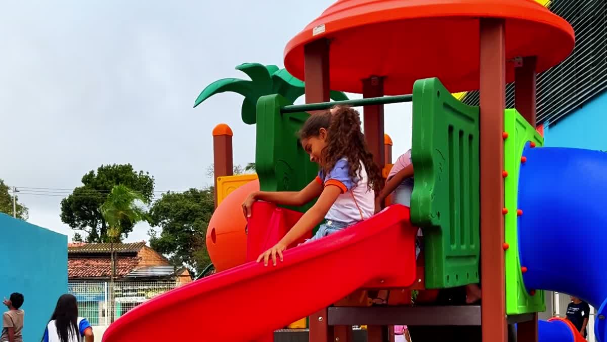 Comunidade em atividade no Parque Biblioteca Benedito Bentes